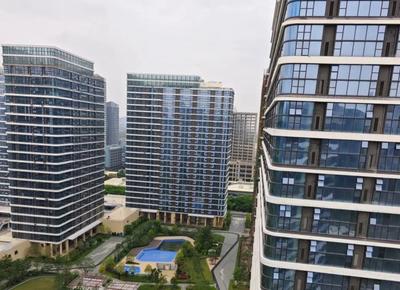 浙江人并没有大家想象的那么有钱,去过浙江很多农村,乡镇,很多当地的居民,还是种地为主,然后到周边打打零工,问了收入情况,很多工厂也是3千多到4千一个月。但是房价是真的高,几乎很多县城的房价也要8千一平以上,很多甚至要1万一平。如果按他们现在的工资,购买这样的房价很不现实,很吃力。就是不知道,浙江人是-今日